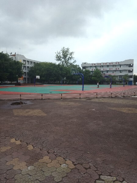 地處內(nèi)江市東興區(qū)郭北鎮(zhèn)。學(xué)校依山傍水，位于清流河畔，獅子山腳下。五十多年來，以其優(yōu)良的校風(fēng)、教風(fēng)、學(xué)風(fēng)、社會(huì)形象和獨(dú)特的辦學(xué)風(fēng)格，被評為“內(nèi)江市示范性高中”、“內(nèi)江市校風(fēng)示范?！薄ⅰ皟?nèi)江市最佳文明單位”、“內(nèi)江市辦學(xué)水平督導(dǎo)評估優(yōu)秀學(xué)校”、“內(nèi)江市體育傳統(tǒng)項(xiàng)目學(xué)?！?、“內(nèi)江市德育工作先進(jìn)學(xué)?！?、“內(nèi)江市和諧校園”。