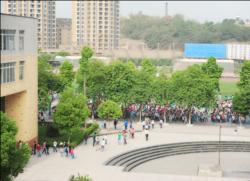 南溪區(qū)第一中學(xué)地理位置在哪？