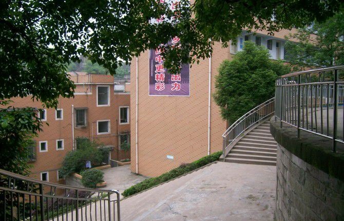 江安縣第四中學(xué)的現(xiàn)任校長是誰？