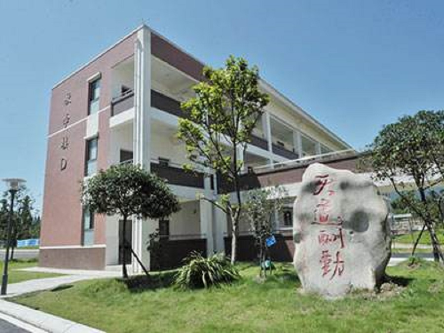 青城山高級(jí)中學(xué)校園環(huán)境怎么樣？
