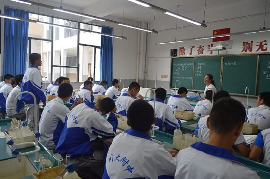 四川大學(xué)附屬中學(xué)一年的學(xué)費(fèi)是多少？