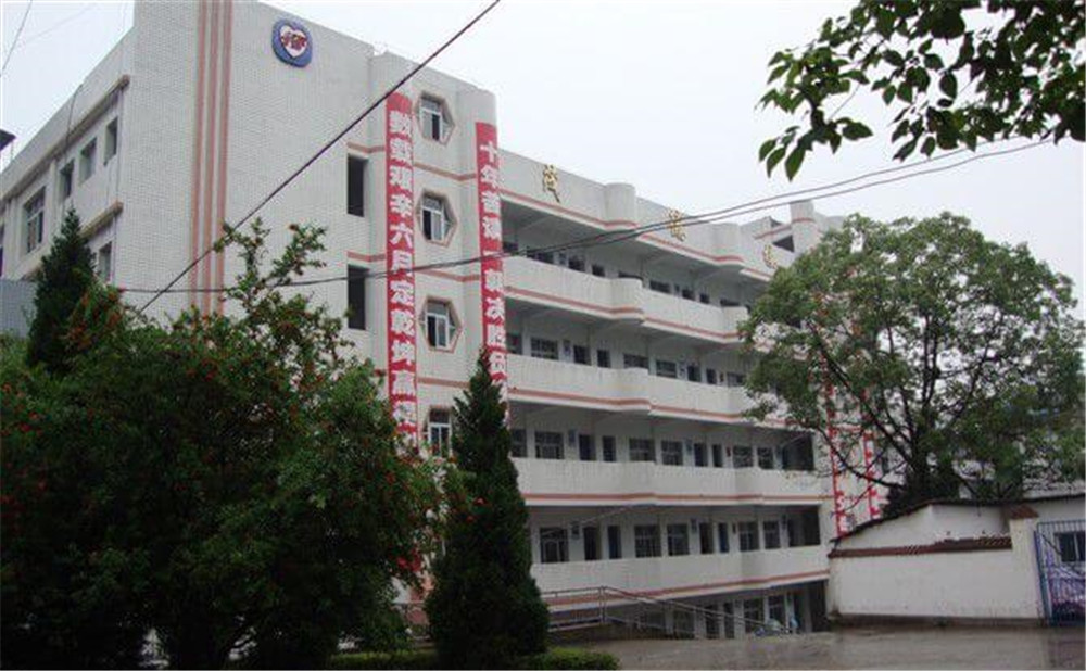 平昌中學(xué)學(xué)校詳細(xì)地址在什么地方？