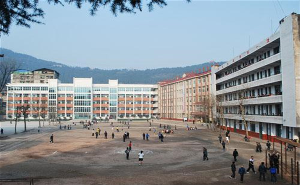 平昌縣第二中學學校環(huán)境怎么樣？