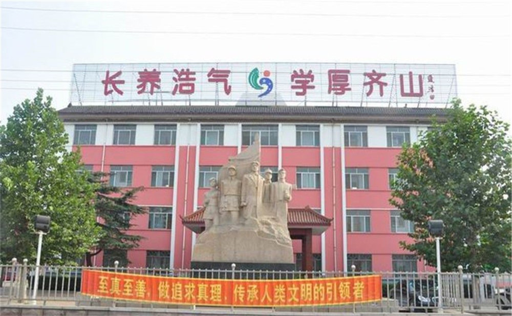 四川省榮縣長(zhǎng)山中學(xué)市公辦學(xué)校嗎？