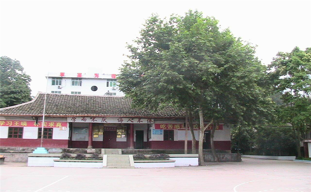 巴州區(qū)茶壩中學(xué)2020年學(xué)校學(xué)費(fèi)多少錢一年？