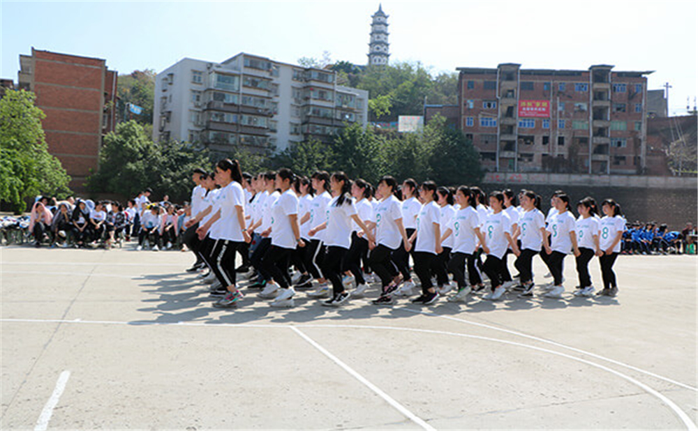 威遠縣自強中學學校詳細地址在什么地方？
