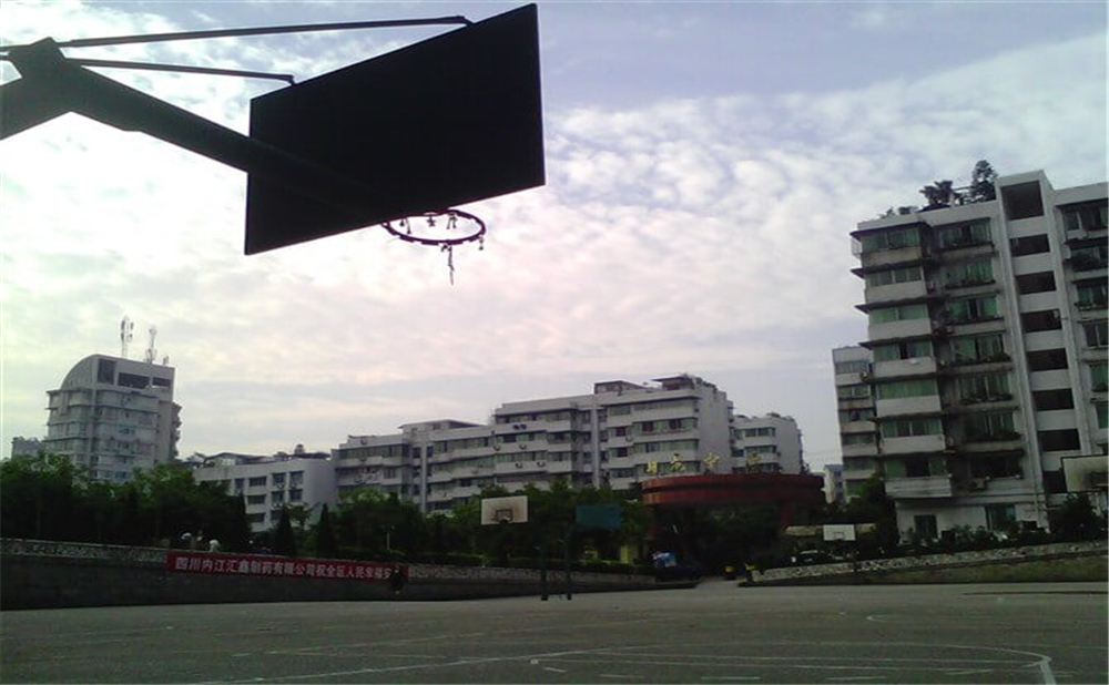 內(nèi)江市翔龍中學(xué)學(xué)校環(huán)境怎么樣？
