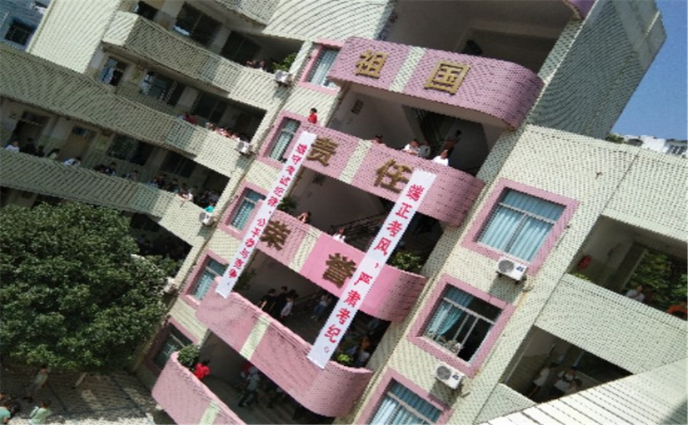 內(nèi)江市翔龍中學2020年學校學費多少錢一年？