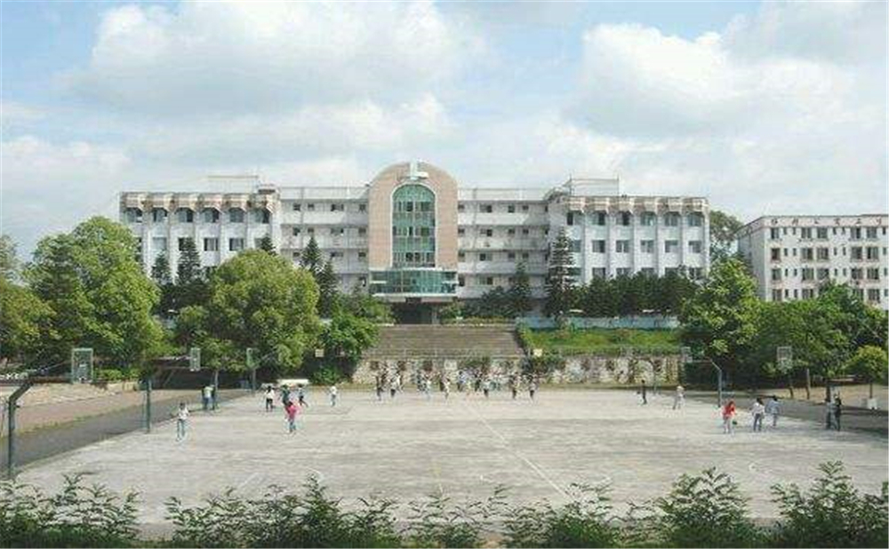 內(nèi)江十中學(xué)校環(huán)境怎么樣？