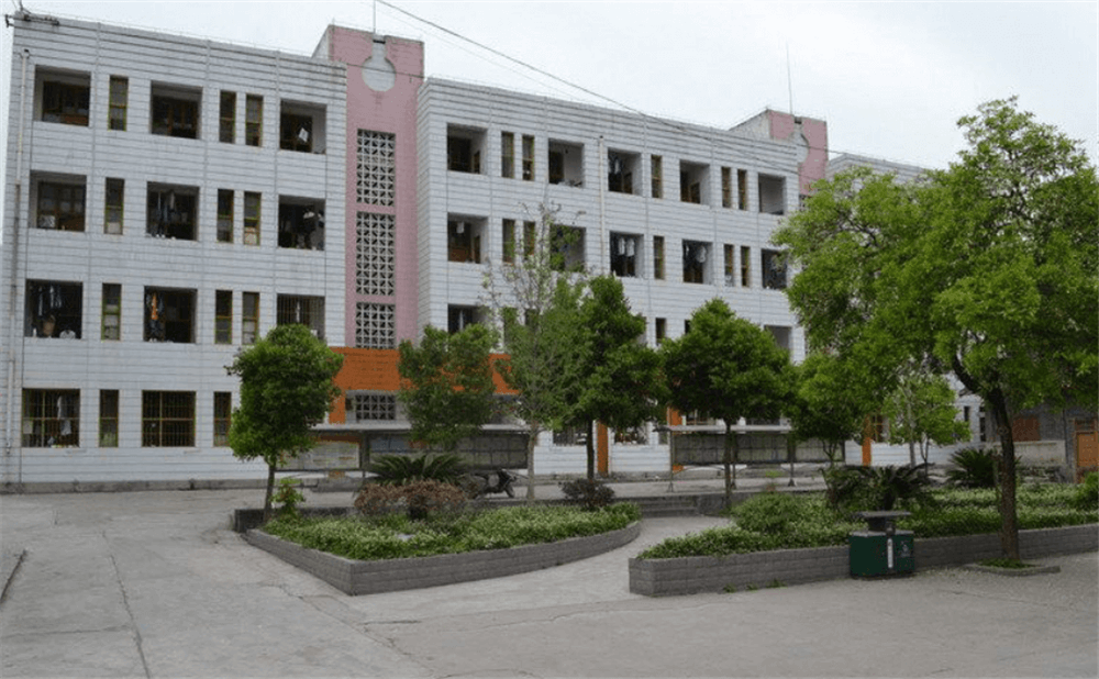 閬中市柏埡中學(xué)2020年學(xué)校學(xué)費(fèi)多少錢一年？