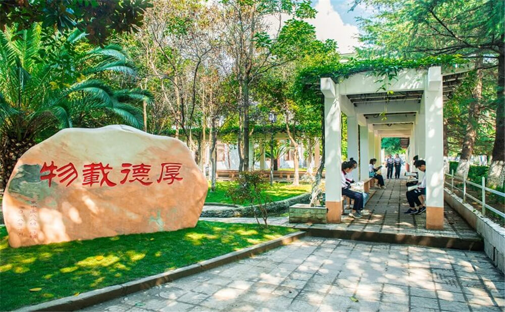 閬中東風(fēng)中學(xué)學(xué)校環(huán)境怎么樣？