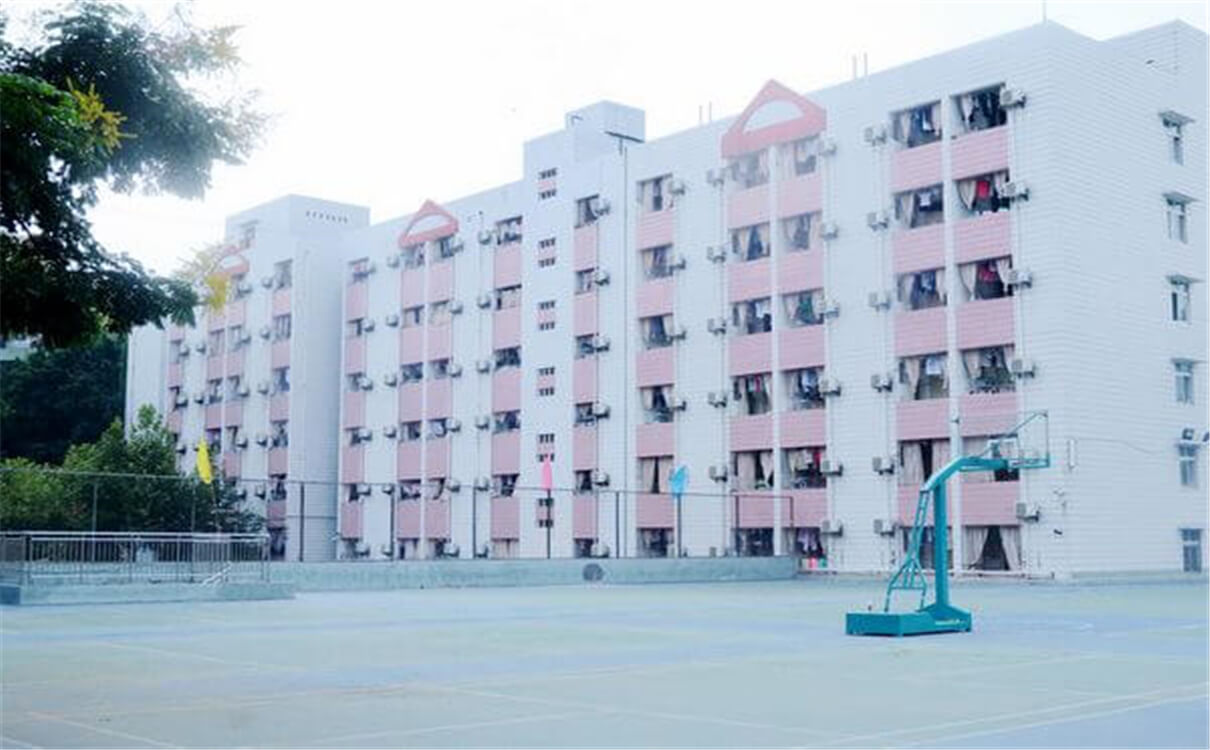 西南交通大學(xué)附屬中學(xué)每年的學(xué)費(fèi)多少錢？