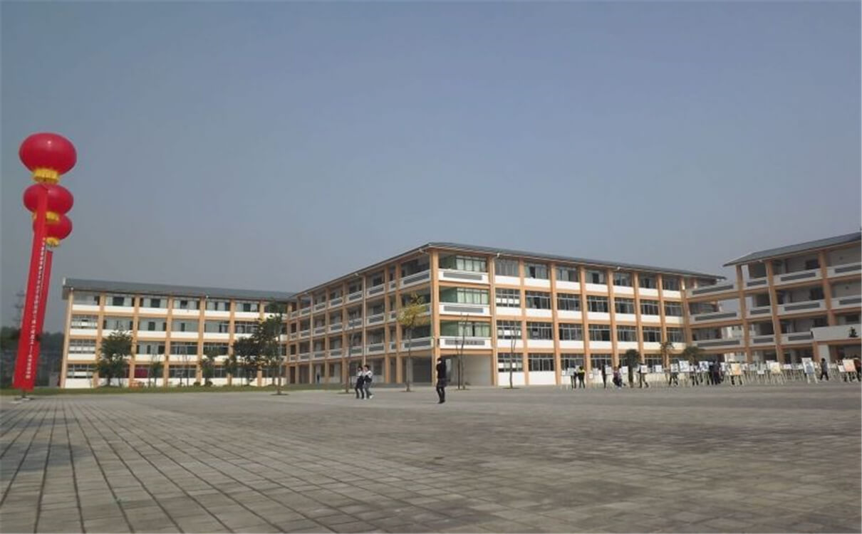 城廂中學(xué)每年的學(xué)費是多少錢？