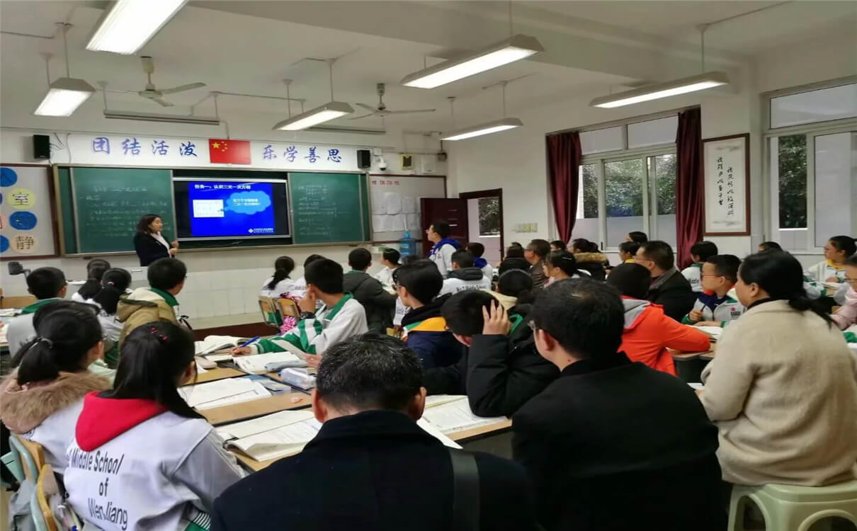 溫江二中每年的學費是多少錢？