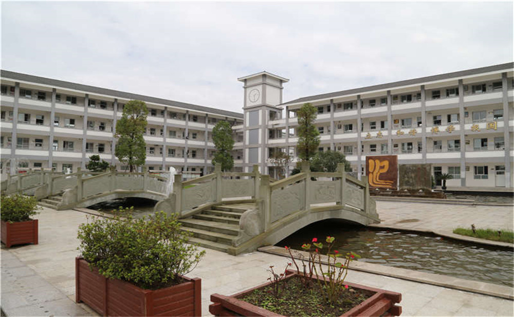平樂(lè)中學(xué)每年的學(xué)費(fèi)是多少？