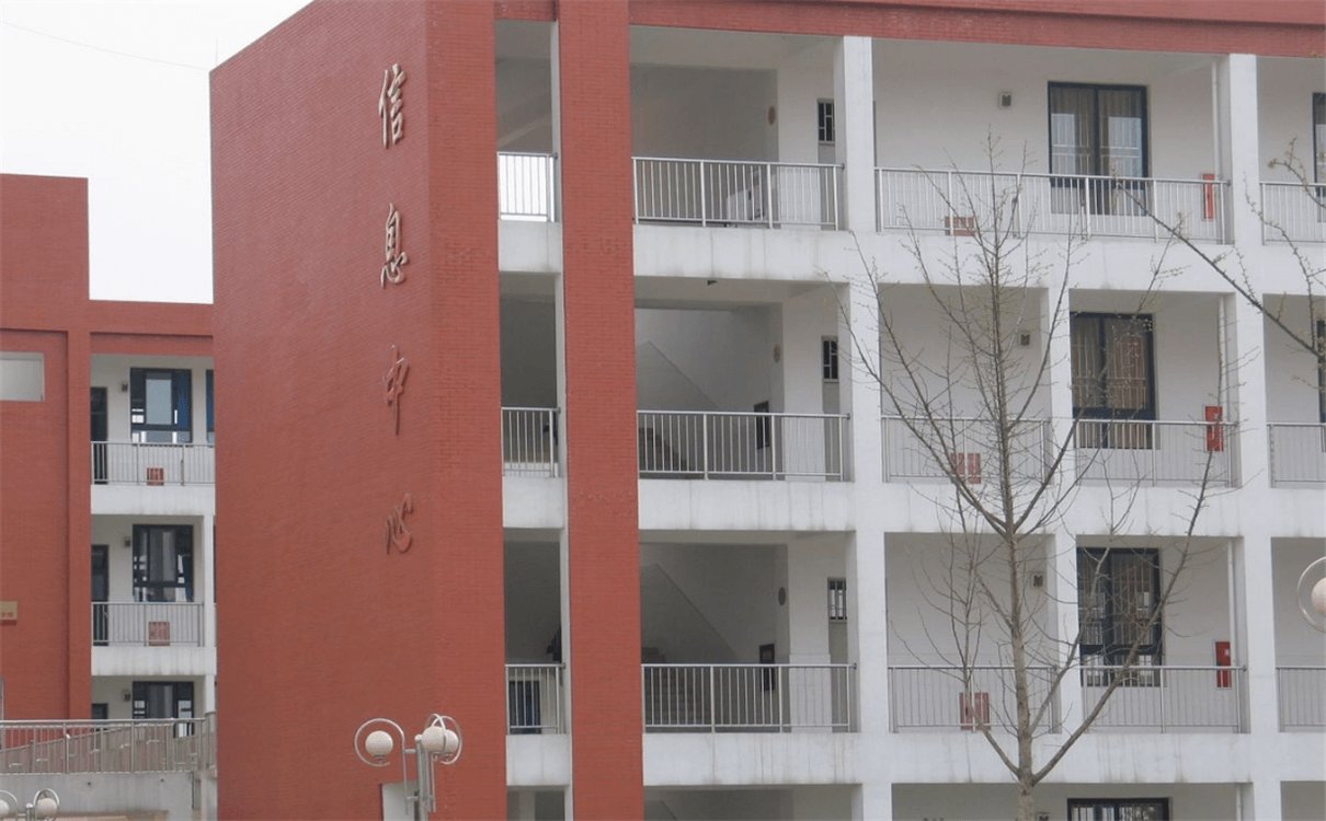 金堂中學(xué)每年的學(xué)費(fèi)是多少錢(qián)？