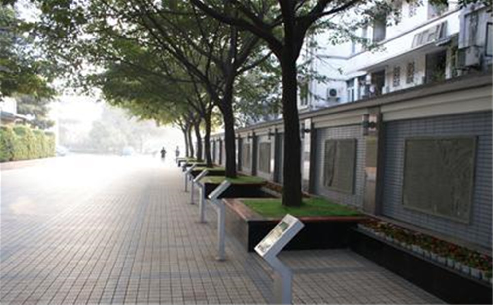 成都市田家炳中學外招生一年的學費是多少？