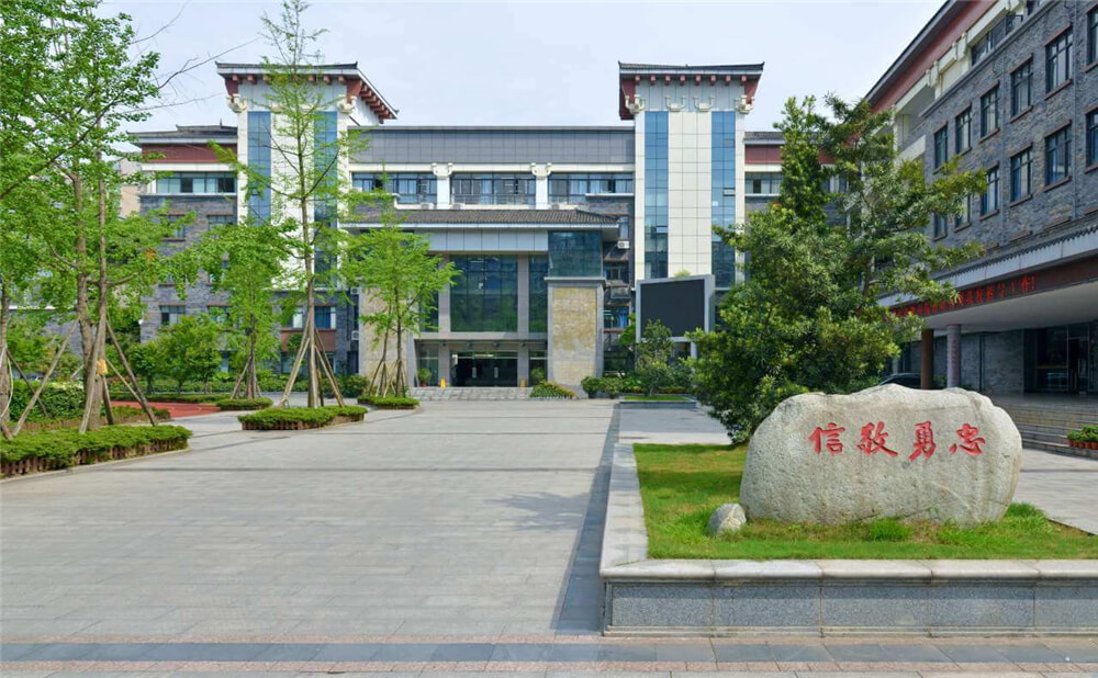 成都市西北中學(xué)外招生一年的學(xué)費(fèi)是多少錢？