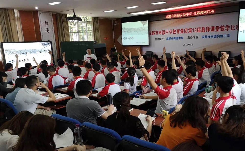 成都市泡桐樹(shù)中學(xué)每年學(xué)費(fèi)多少？