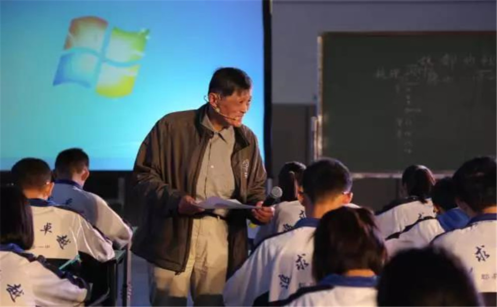 郫縣一中外招生一年的學(xué)費是多少？