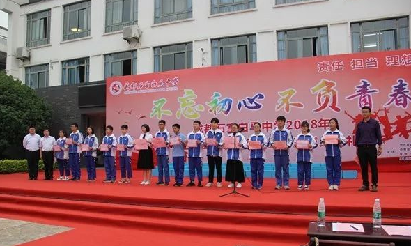 石室白馬中學(xué)的高考升學(xué)率是多少？