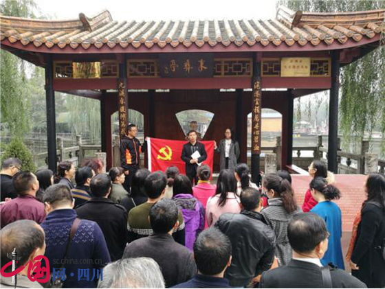 石室白馬中學(xué)一年的學(xué)費是多少？