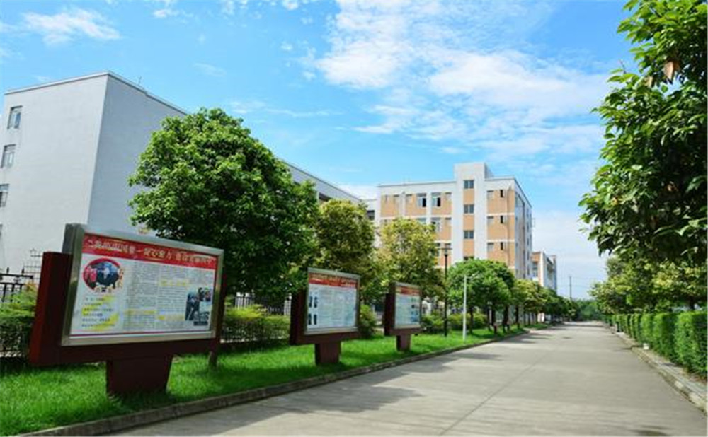 郫縣四中外招生一年的學(xué)費是多少？