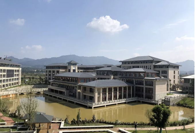 蒲江中學的環(huán)境怎么樣？
