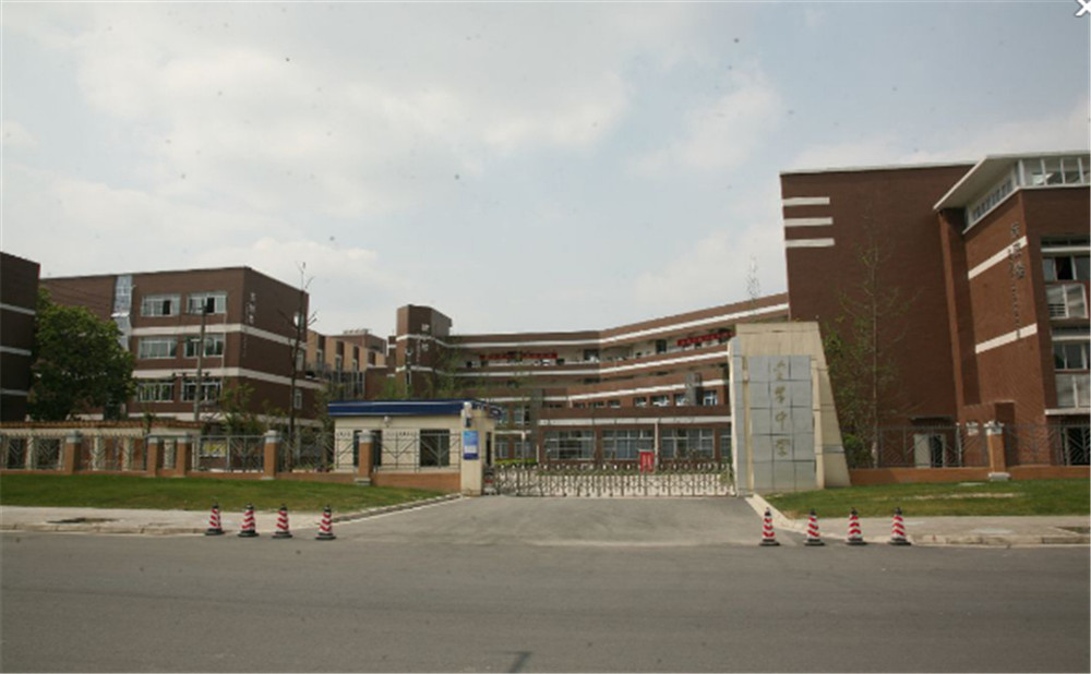 金牛中學(xué)的學(xué)費(fèi)是多少？