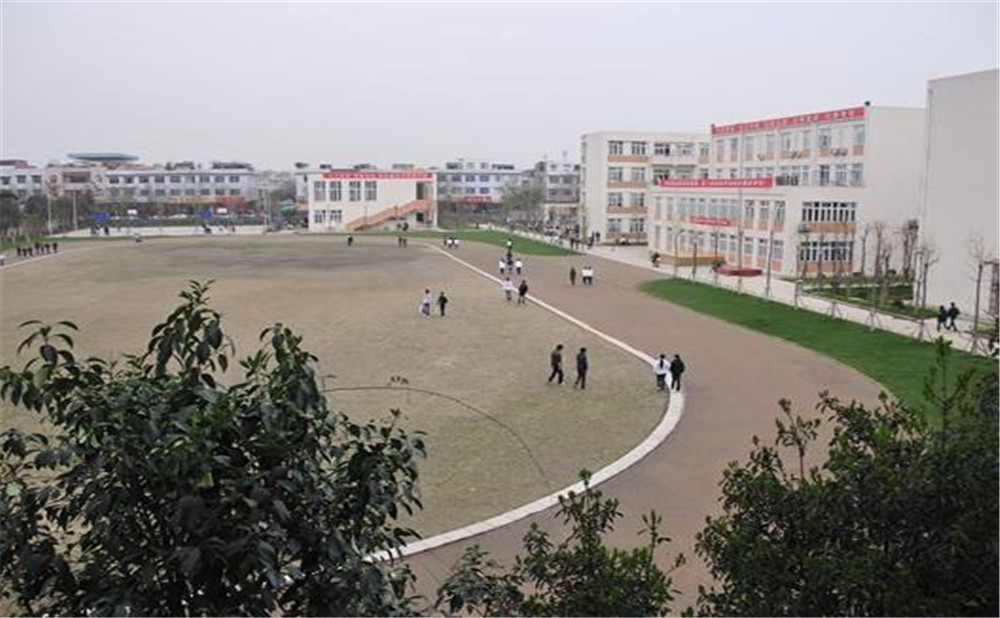 蜀城中學(xué)的學(xué)費是多少？