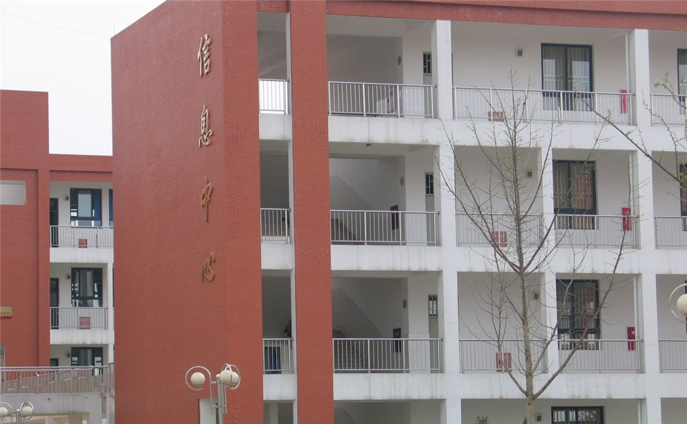金堂中學(xué)的學(xué)費(fèi)是多少？