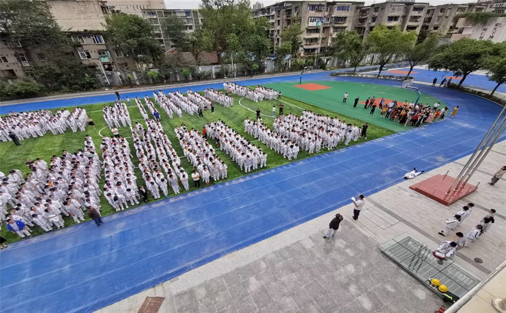 成都市田家炳中學(xué)一年學(xué)費是多少？