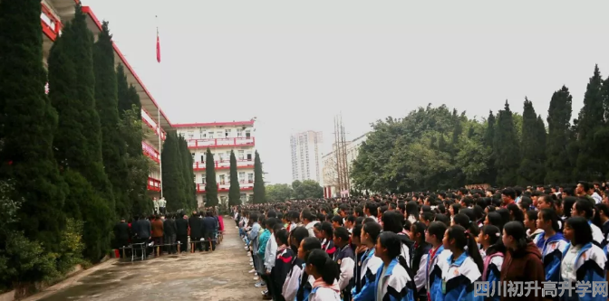 賈家中學(xué)高中一年的學(xué)費(fèi)是多少？