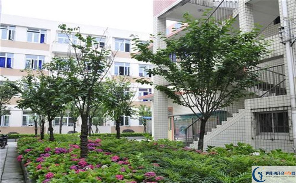 蜀城中學(xué)高中一年的學(xué)費多少錢？