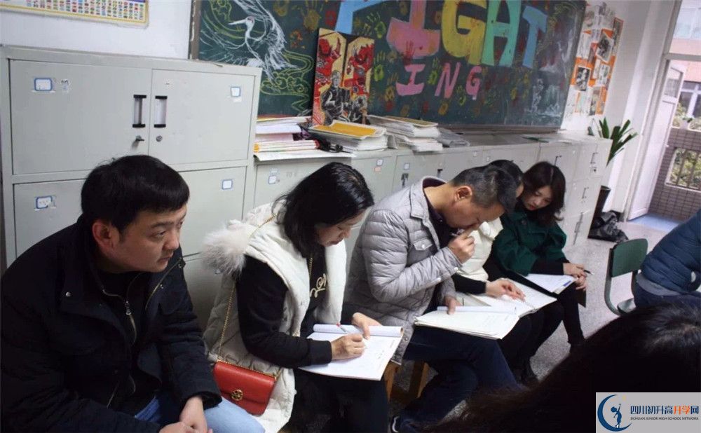 成都市鹽道街中學(xué)的學(xué)費(fèi)收費(fèi)標(biāo)準(zhǔn)是多少？