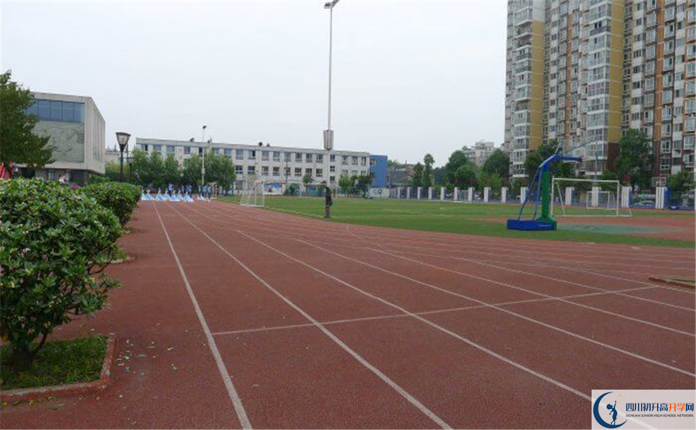 成都成飛中學(xué)的收費(fèi)標(biāo)準(zhǔn)是多少？