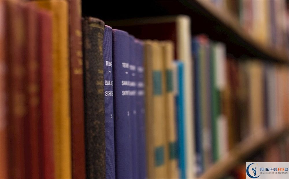 西南交通大學(xué)附屬中學(xué)的學(xué)費收費標(biāo)準(zhǔn)是多少？