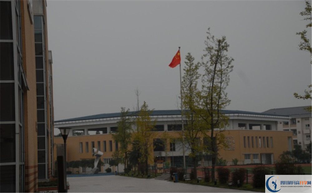 八一聚源高級中學(xué)的學(xué)費(fèi)收費(fèi)標(biāo)準(zhǔn)是多少？