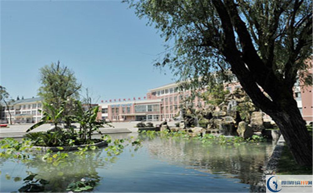 青城山高級(jí)中學(xué)的學(xué)費(fèi)收費(fèi)標(biāo)準(zhǔn)是多少？