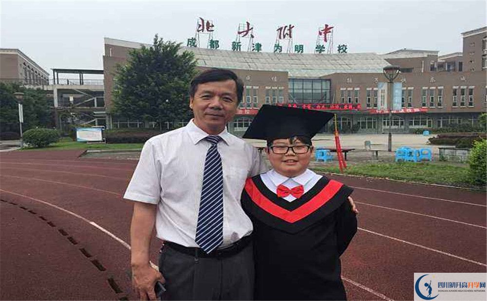 北大附中成都新津?yàn)槊鲗W(xué)校的學(xué)費(fèi)大概是多少？