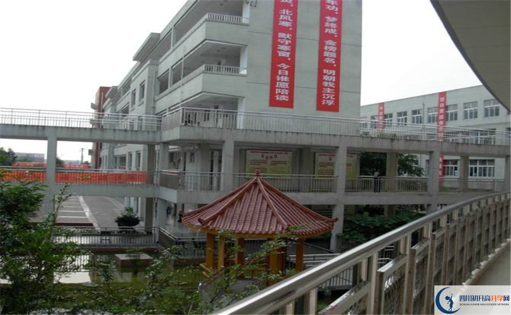 中考成都市龍泉中學(xué)的招生分?jǐn)?shù)線是多少？