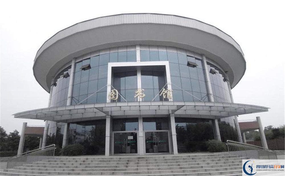 成都市龍泉中學一年的學費是多少？