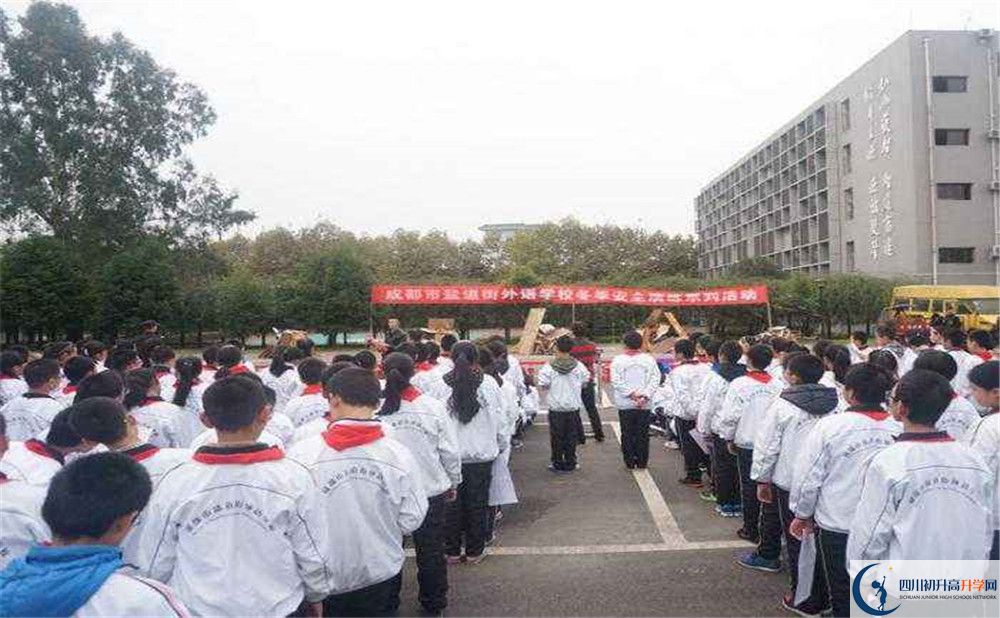 鹽道街外國(guó)語(yǔ)學(xué)校一年的學(xué)費(fèi)是多少？