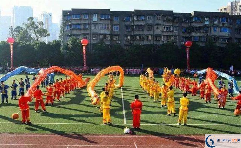 成都七中八一學(xué)校一學(xué)期的學(xué)費是多少？