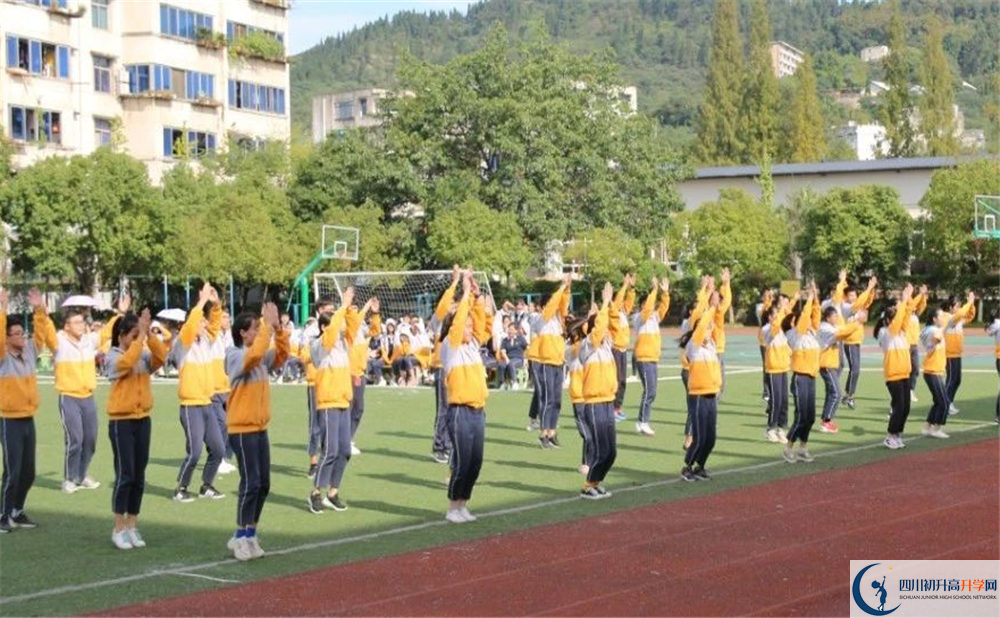 洛帶中學(xué)一年的學(xué)費(fèi)是多少？