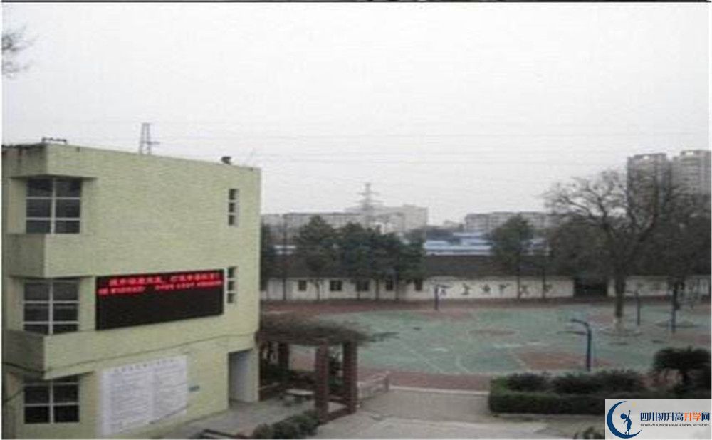 成都市第三十三中學(xué)一學(xué)期的學(xué)費(fèi)是多少？