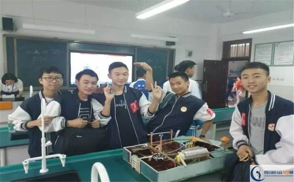 賈家中學一學期的學費是多少？