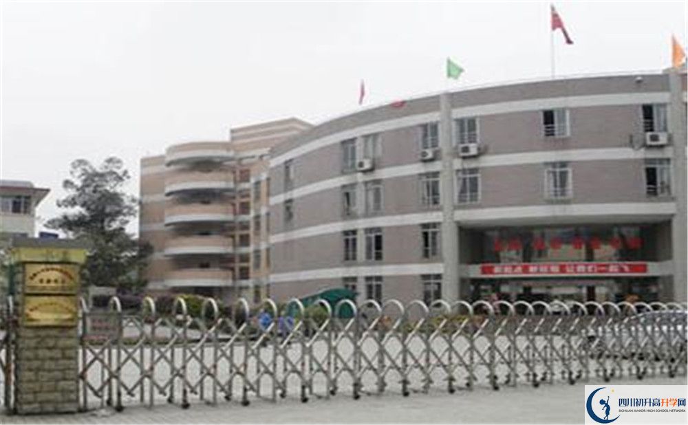 成都七中嘉祥外國(guó)語(yǔ)學(xué)校的學(xué)費(fèi)一期是多少？