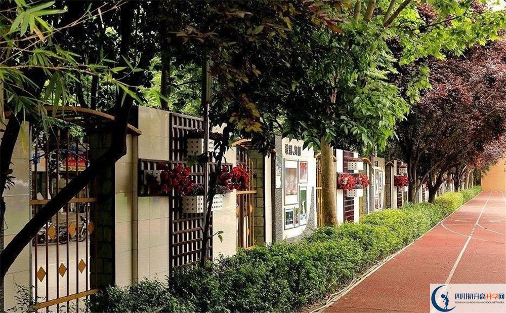 成都大學(xué)附屬中學(xué)一期的學(xué)費是多少？