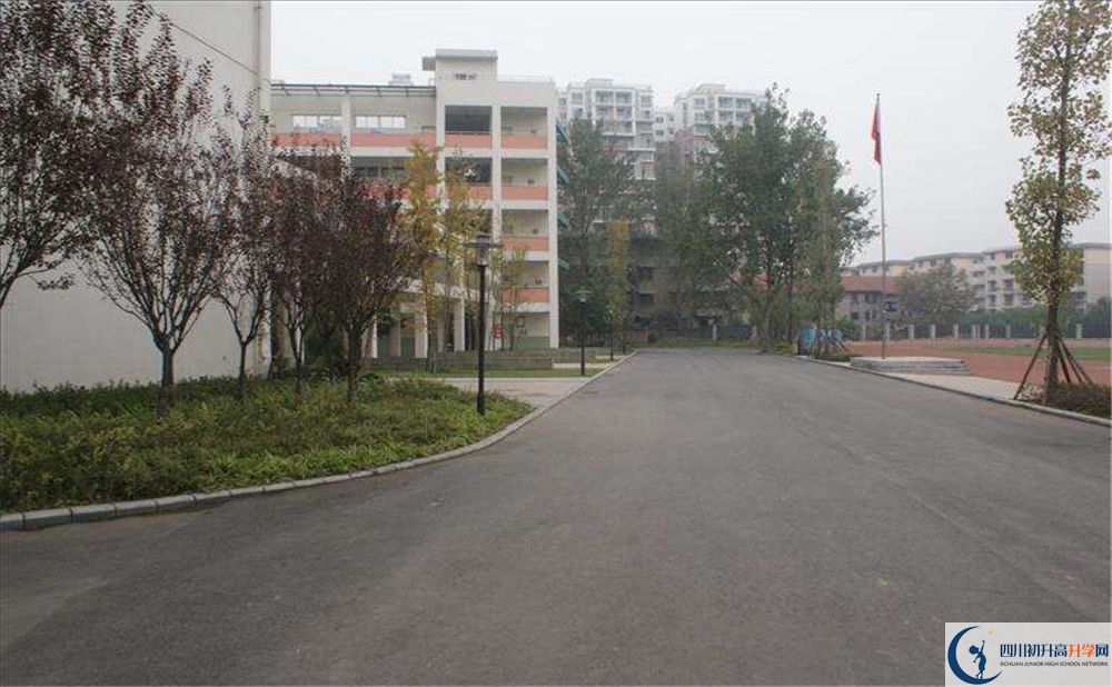 考四川師范大學(xué)附屬中學(xué)的分?jǐn)?shù)線是多少？